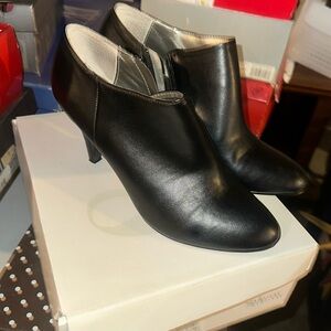 Mother’s closet/ Closed toe black heels ( shaieblk)